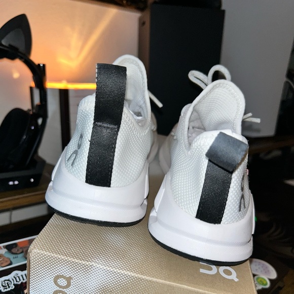 On Cloudeasy Sneakers size 7.5. Only worn twice - Picture 5 of 7